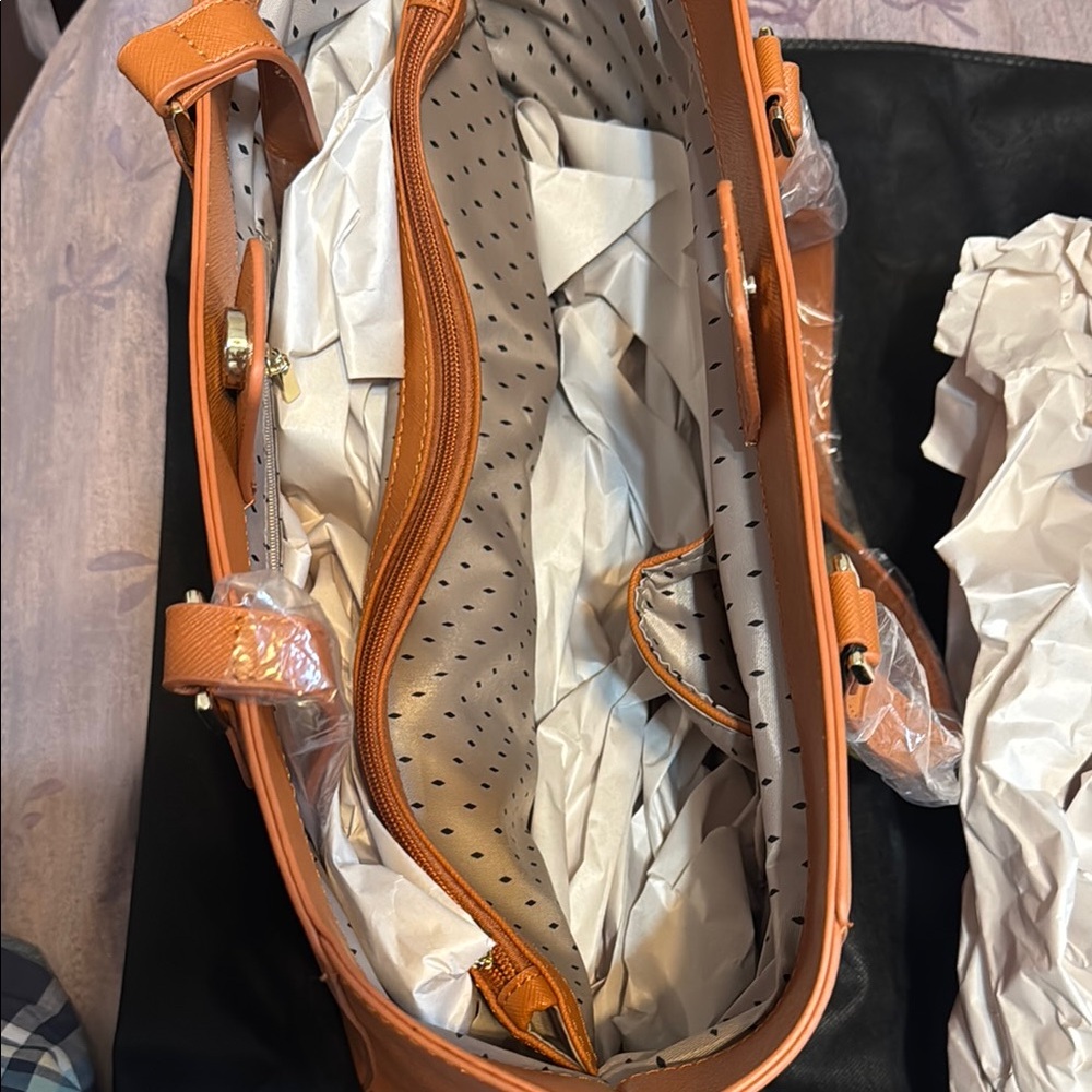 Vanessa Williams Lush Large Tan Tote Bag - Picture 6 of 6